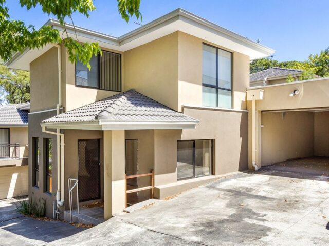 Stunning 3-Bedroom Townhouse in Doncaster East Location Photo